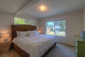 3 bedrooms, iron/ironing board, free WiFi, bed sheets - Dog-Friendly Cottage with hot tub, kayaks, e-bike (Eastsound)