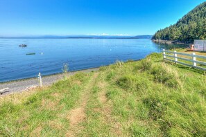 Una spiaggia nelle vicinanze