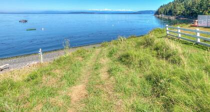 Dog-Friendly Cottage with hot tub, kayaks, e-bike
