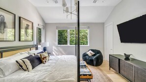 4 bedrooms, iron/ironing board, internet, bed sheets