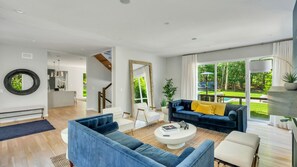 Smart TV, fireplace, stereo