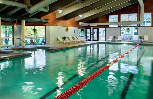 Family size Cabin w deck, Resort Pool &Spa walk to gondola & Scottish Festival 
