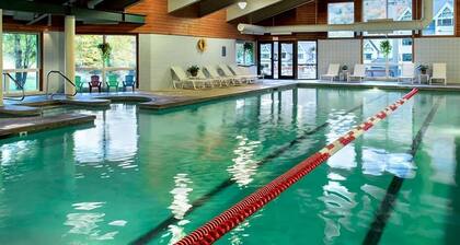 Family size Cabin w deck, Resort Pool &Spa walk to gondola & Scottish Festival