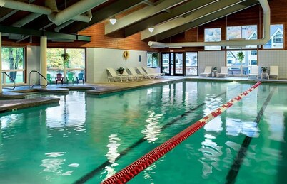 Family size Cabin w deck, Resort Pool &Spa walk to gondola & Scottish Festival 