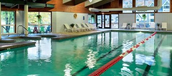 Family size Cabin w deck, Resort Pool &Spa walk to gondola & Scottish Festival