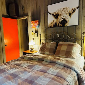 3 bedrooms, desk, iron/ironing board, free WiFi