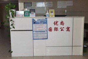 Un mostrador de recepción con un cartel que indica un centro de negocios y un código QR.