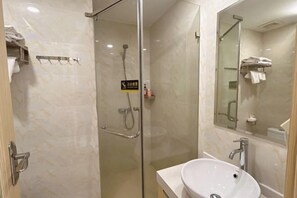 A modern bathroom with a glass-enclosed shower, a white sink, and a large mirror. - Youshang International Apartment (Guangzhou Huadu Sunac Tourism City Branch) (Guangzhou)