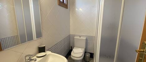 Baignoire, séchoir à cheveux, serviettes fournies