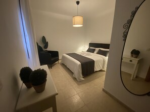 2 chambres, fer et planche à repasser, Wi-Fi gratuit, draps fournis
