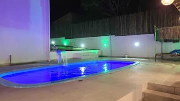 Innenpool, geöffnet von 10:00 Uhr bis 18:00 Uhr, Sonnenschirme