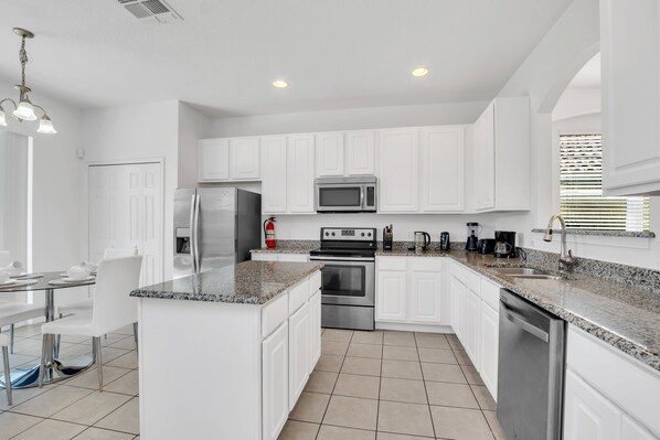 冰箱、微波炉、烤箱、炉灶