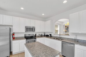 冰箱、微波炉、烤箱、炉灶