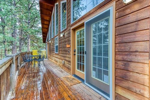 Woodland lodge with private hot tub, multiple decks & gas fireplace - 2 dogs OK