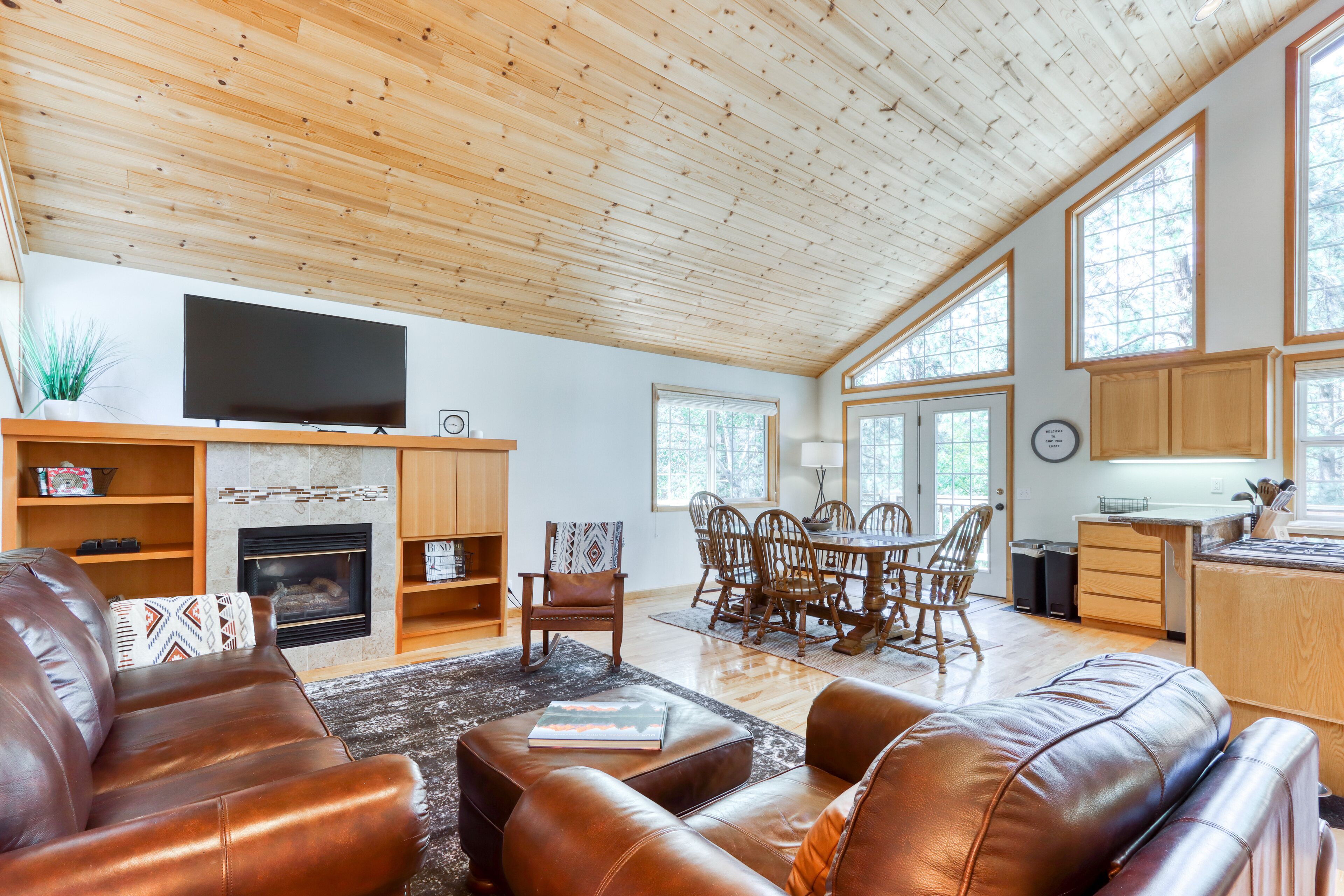 Woodland lodge with private hot tub, multiple decks & gas fireplace - 2 dogs OK
