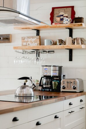 Geladeira, micro-ondas, fogão, cooktop