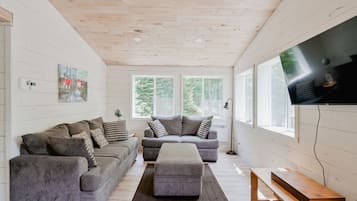 Smart-tv, eldstad och bordsfotboll