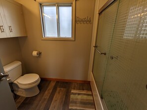 Combined shower/bathtub, hair dryer, towels, soap - Entire House in Twisp (Twisp)