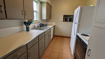 Kylskåp, mikrovågsugn, ugn och spishäll