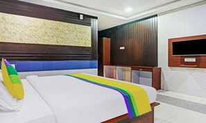 Standard Double Room | Desk