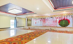Banquet hall - Treebo Trip Hotel Zaarang (Lucknow)