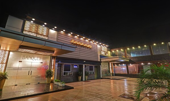 Exterior - Treebo Trip Hotel Zaarang (Lucknow)