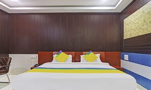 Standard Double Room | Desk - Treebo Trip Hotel Zaarang (Lucknow)