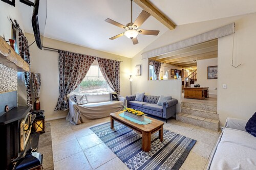 Dog-friendly rural home with deck, wood fireplace, fast WiFi, patio & gas grill