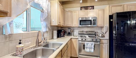 Geladeira, micro-ondas, fogão, cooktop