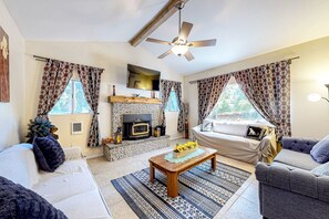 4 bedrooms, desk, internet, bed sheets
