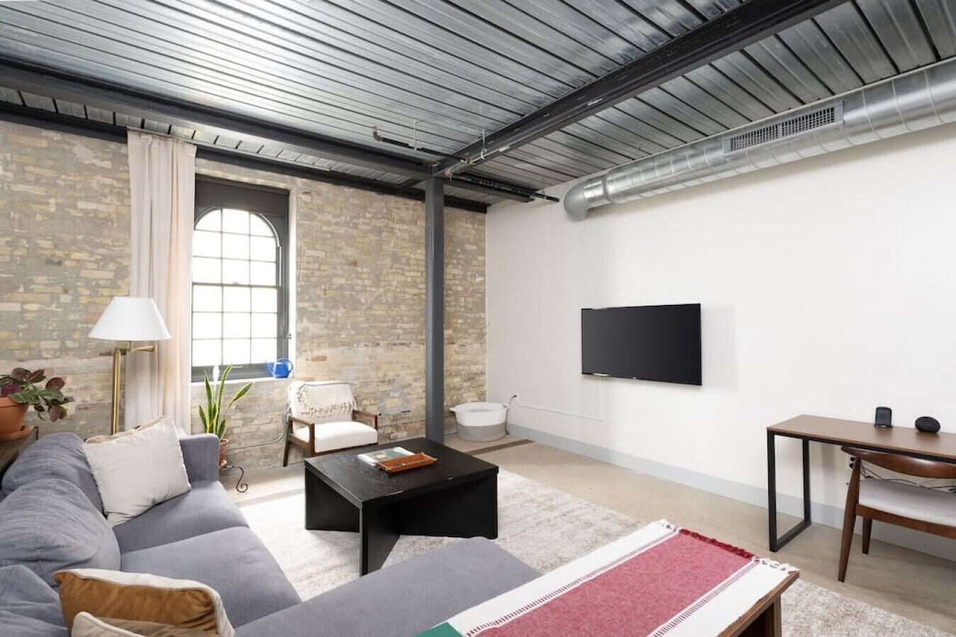 Smart-TV, Tischfußball, Bücher