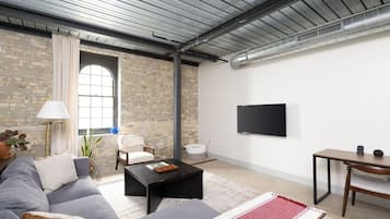 Smart-TV, Tischfußball, Bücher