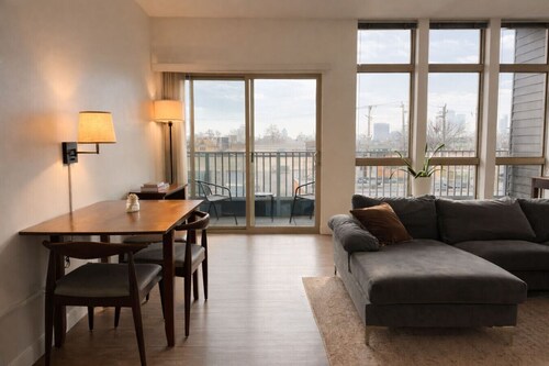 Walker`s Point Apt with Gym and Balcony