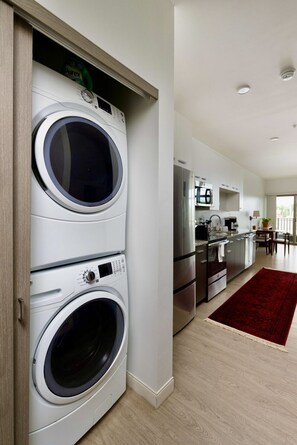 Fridge, microwave, oven, stovetop - Walker`s Point Apt with Gym and Balcony (Milwaukee)