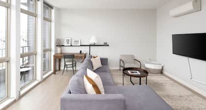 Walker`s Point Apt with Gym and Balcony