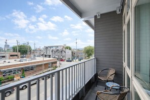 Property grounds - Walker`s Point Apt with Gym and Balcony (Milwaukee)