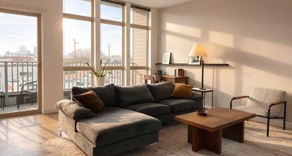 Walker`s Point Apt with Gym and Balcony