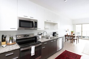 冷蔵庫、電子レンジ、オーブン、コンロ