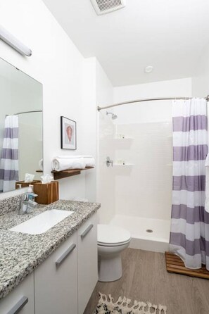 Een haardroger, handdoeken