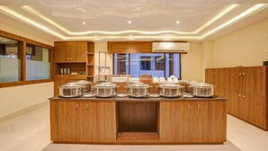 Ein Buffet mit mehreren Servierstationen, Holzsäcken und einem modernen Deckengestalt.