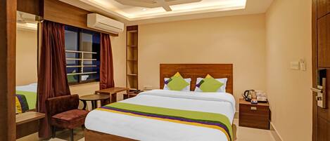 Escritorio y tabla de planchar con plancha