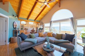 Una Smart TV, una chimenea