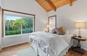 3 habitaciones, tabla de planchar con plancha, wifi y ropa de cama 