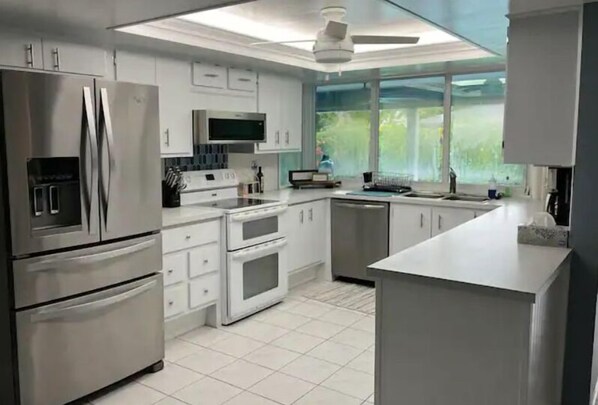 Dining tables - Heart of Fort Myers, close to it all! (Fort Myers)