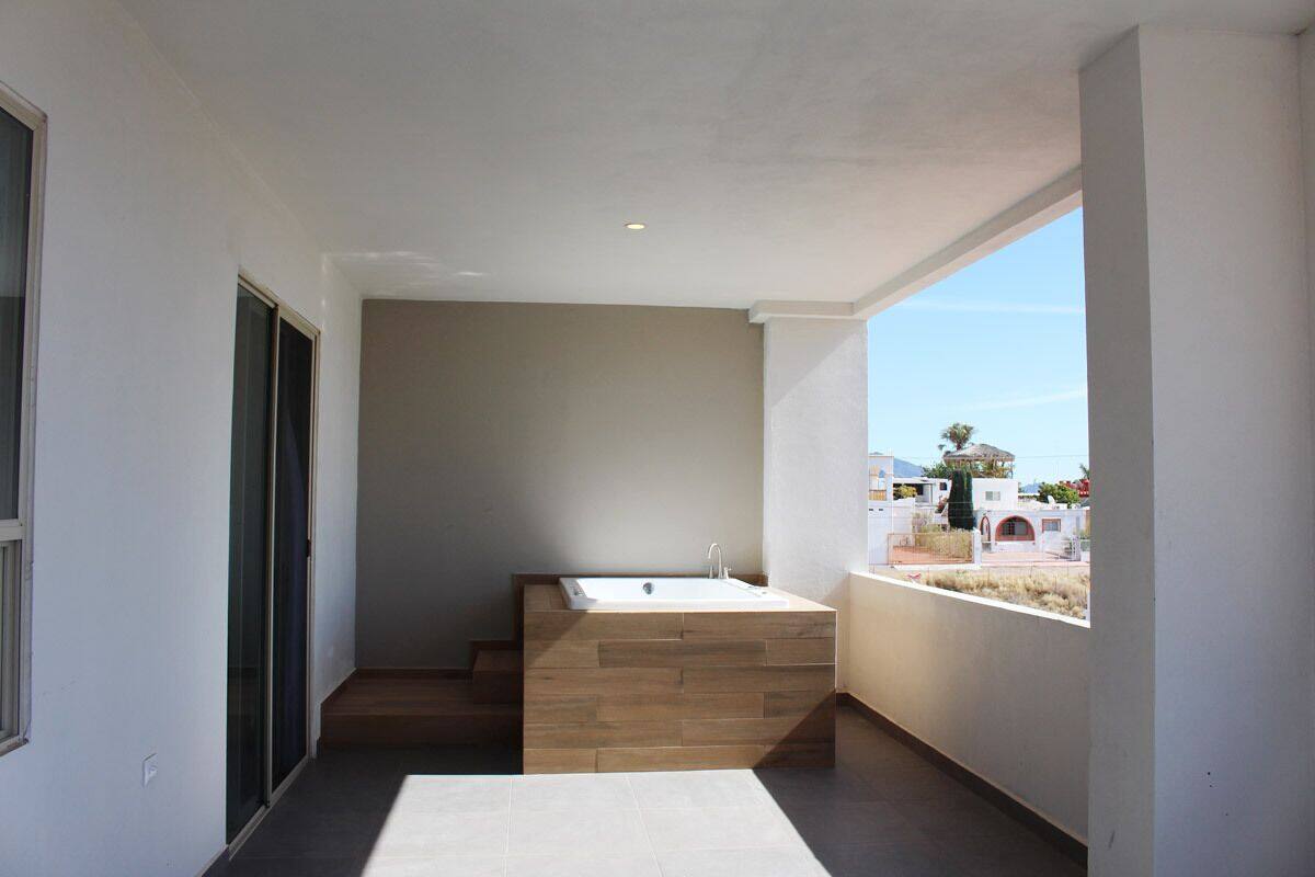 Une salle de bain moderne avec une baignoire sur pieds, une grande fenêtre et une vue sur les environs.