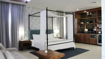 Suite Penthouse | Premium bedding, down duvets, Select Comfort beds, minibar