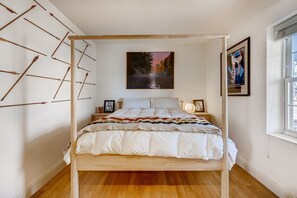 2 bedrooms, free WiFi, bed sheets - Quiet 2 BR near RiNo w/ sunroom & large backyard (Denver)