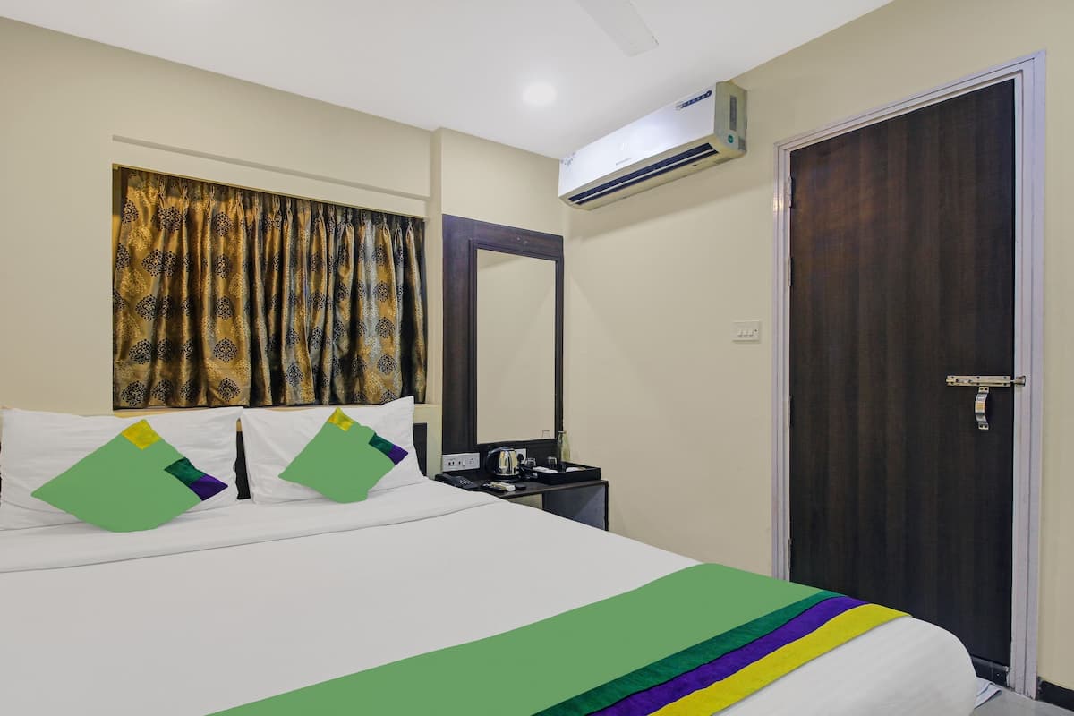 Economy Room | Iron/ironing board (on request)