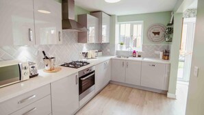 House, Multiple Beds | 3 bedrooms, free WiFi, bed sheets - Woodpeckerway Luxury Stay With Hot Tub & Chef AUR (Hythe)