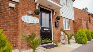 House, Multiple Beds | Exterior - Woodpeckerway Luxury Stay With Hot Tub & Chef AUR (Hythe)